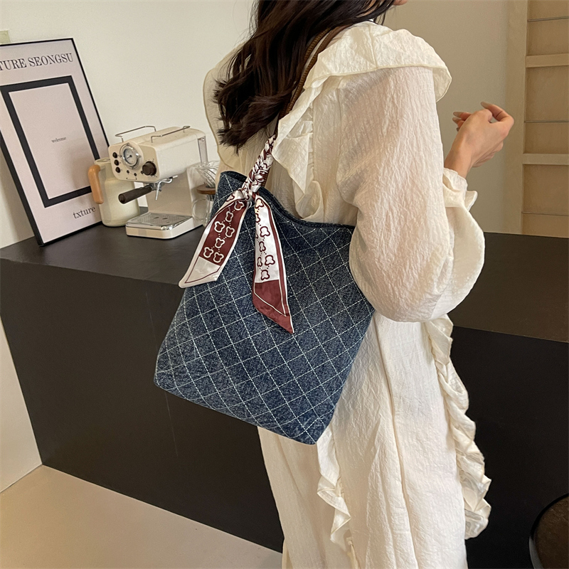 Women's Denim Solid Color Classic Style Sewing Thread Magnetic Buckle Shoulder Bag display picture 3