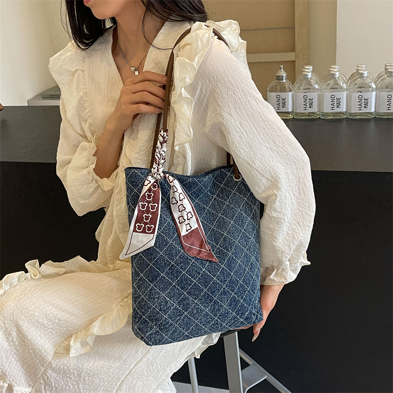 Women's Denim Solid Color Classic Style Sewing Thread Magnetic Buckle Shoulder Bag display picture 5