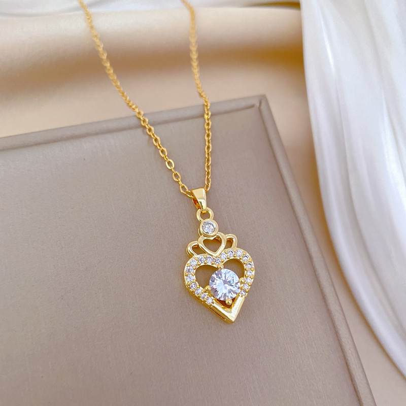 Wholesale Elegant Luxurious Heart Shape Crown Titanium Steel Copper Hollow Out Inlay Zircon Pendant Necklace display picture 2