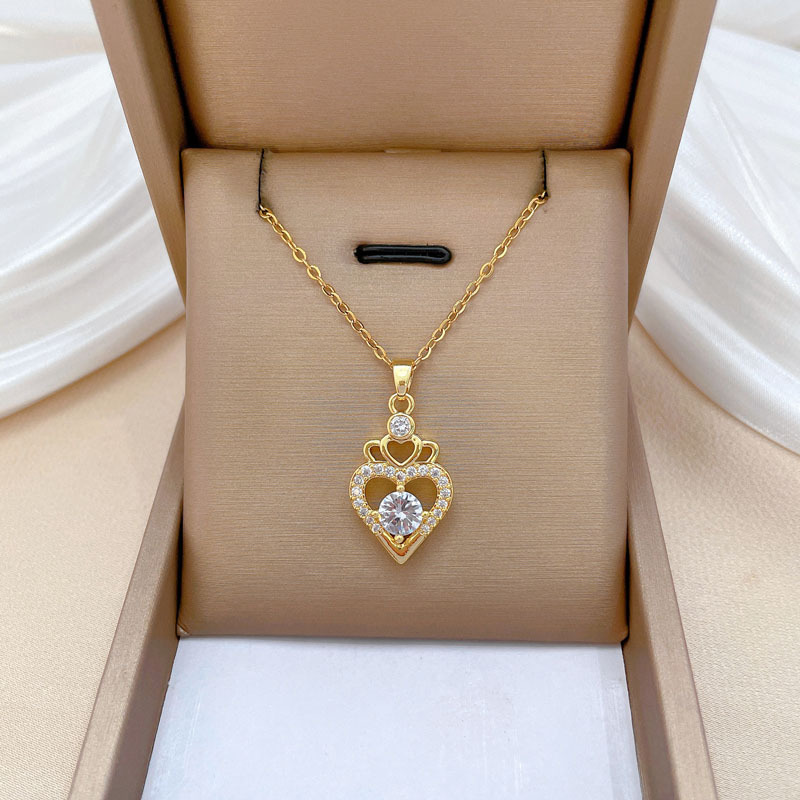 Wholesale Elegant Luxurious Heart Shape Crown Titanium Steel Copper Hollow Out Inlay Zircon Pendant Necklace display picture 4