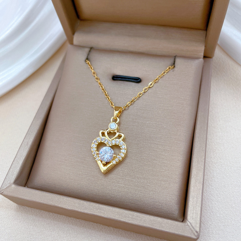 Wholesale Elegant Luxurious Heart Shape Crown Titanium Steel Copper Hollow Out Inlay Zircon Pendant Necklace display picture 3