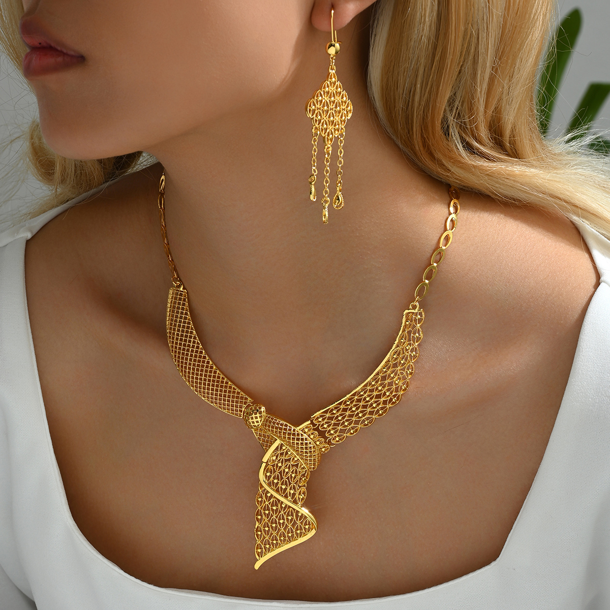 Elegant Argyle Alloy 18K Gold Plated Women's Jewelry Set display picture 1