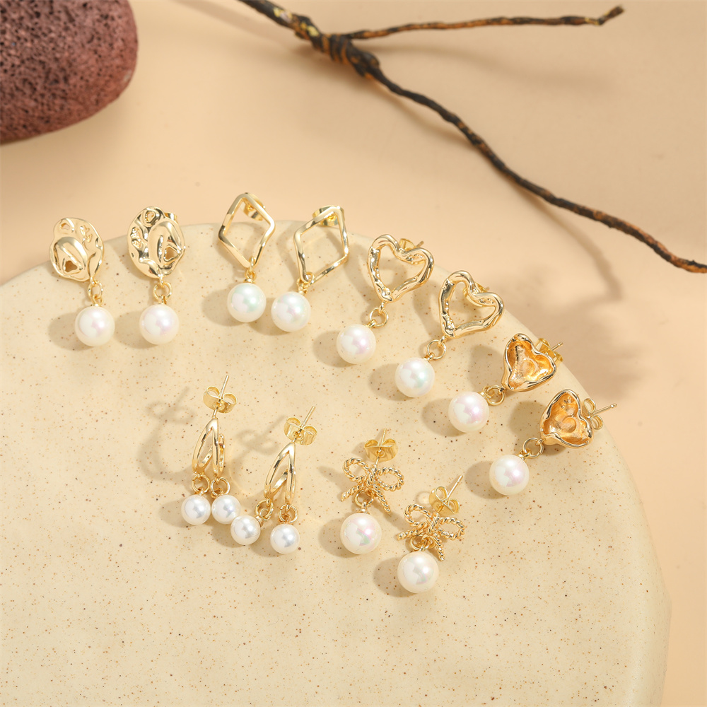 1 Paar Einfacher Stil Herzform Inlay Kupfer Muschel Perlen 14 Karat Vergoldet Ohrstecker display picture 6