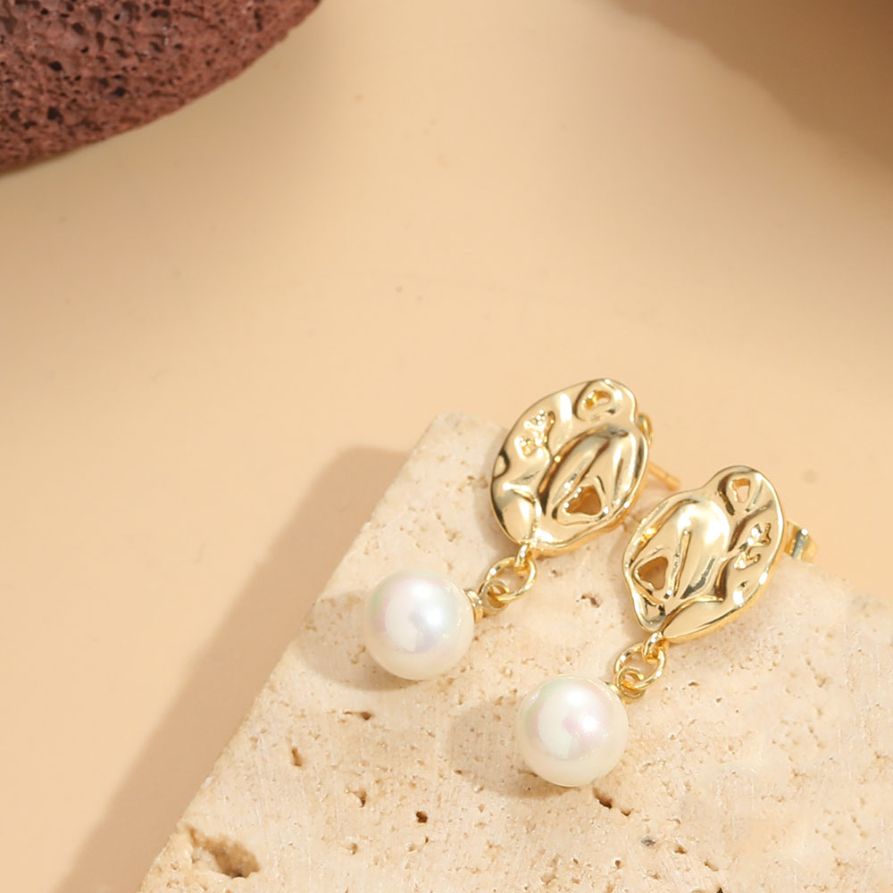 1 Pair Simple Style Heart Shape Inlay Copper Shell Pearls 14K Gold Plated Ear Studs display picture 1