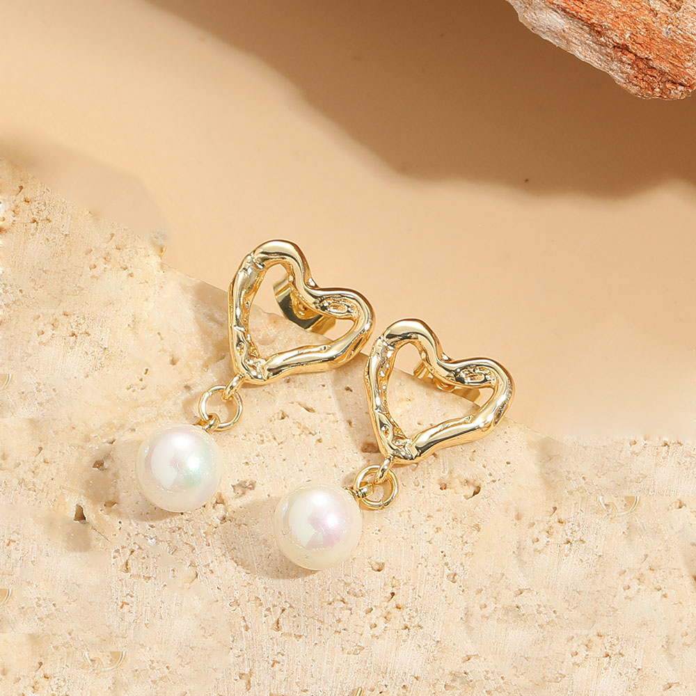 1 Pair Simple Style Heart Shape Inlay Copper Shell Pearls 14K Gold Plated Ear Studs display picture 4