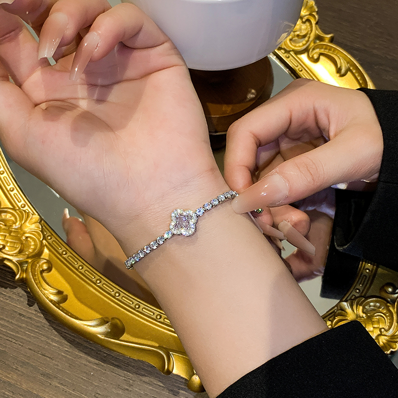 Copper White Gold Plated Gold Plated Simple Style Classic Style Inlay Four Leaf Clover Zircon Bracelets display picture 6