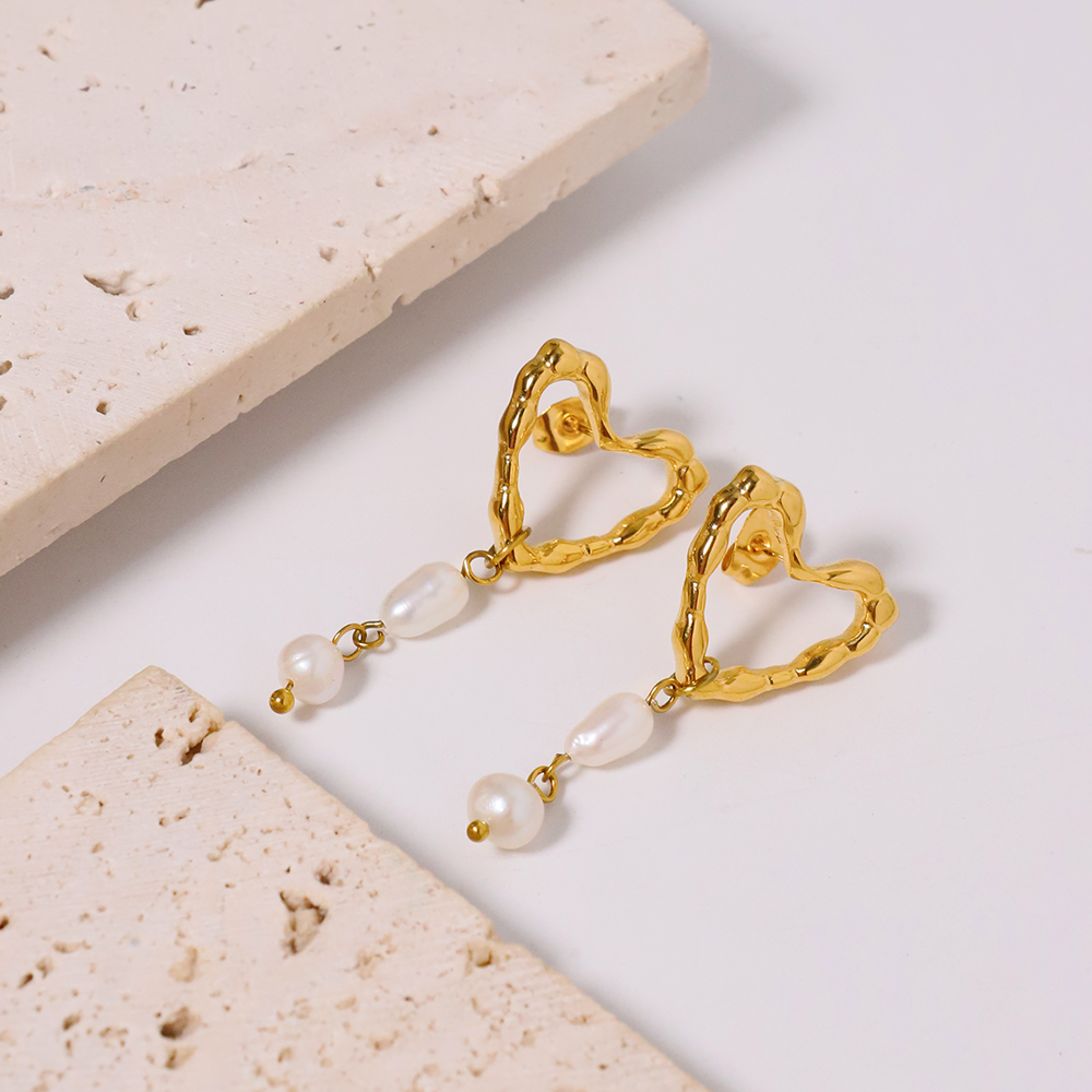 1 Pair Princess Sweet Heart Shape Inlay Titanium Steel Pearl Drop Earrings display picture 1
