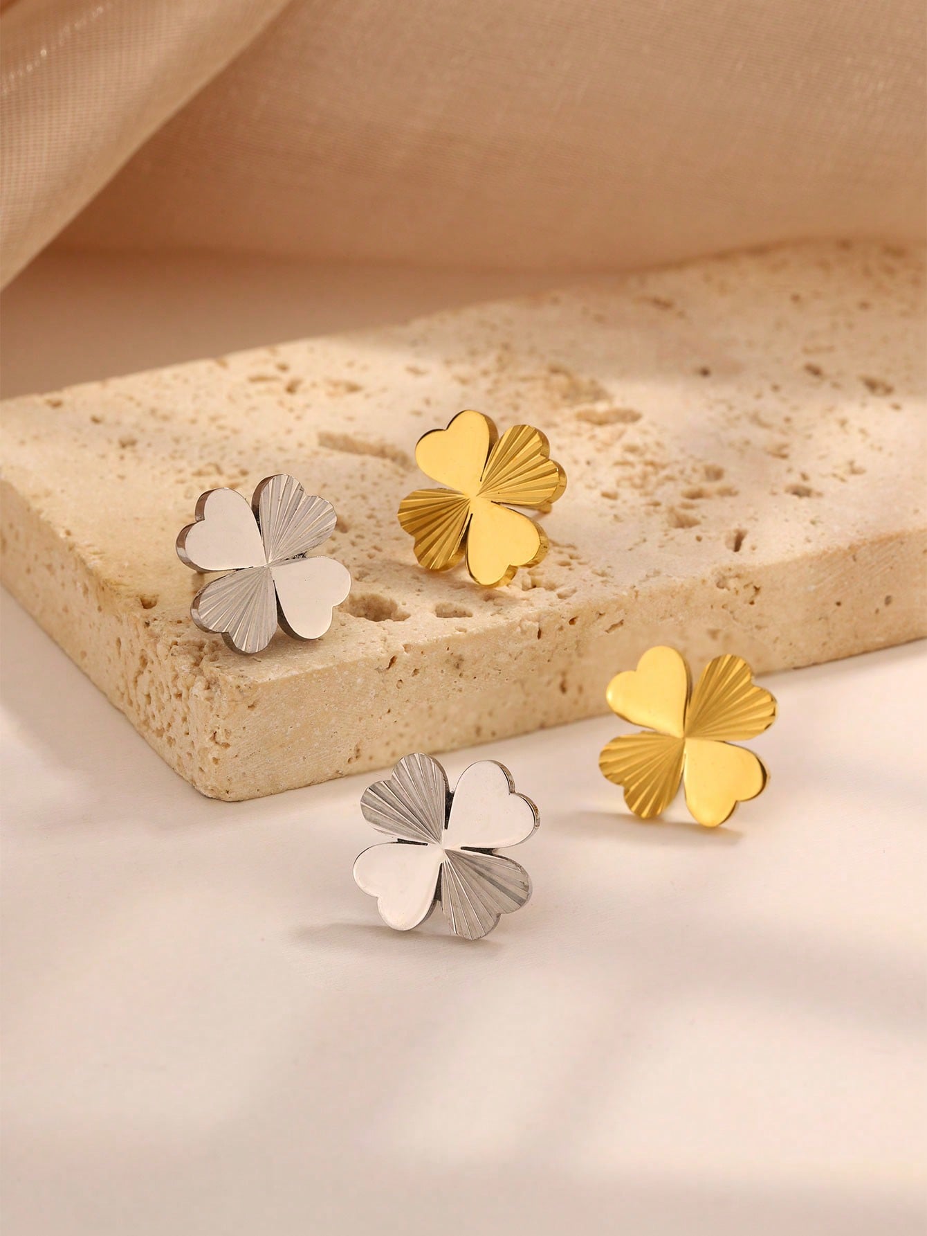 1 Pair Modern Style Sweet Commute Four Leaf Clover 304 Stainless Steel 18K Gold Plated Ear Studs display picture 2