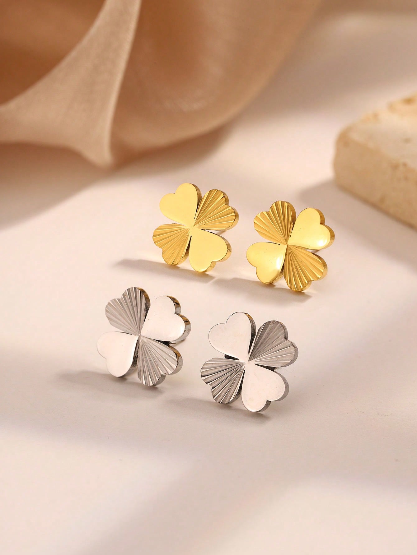 1 Pair Modern Style Sweet Commute Four Leaf Clover 304 Stainless Steel 18K Gold Plated Ear Studs display picture 1