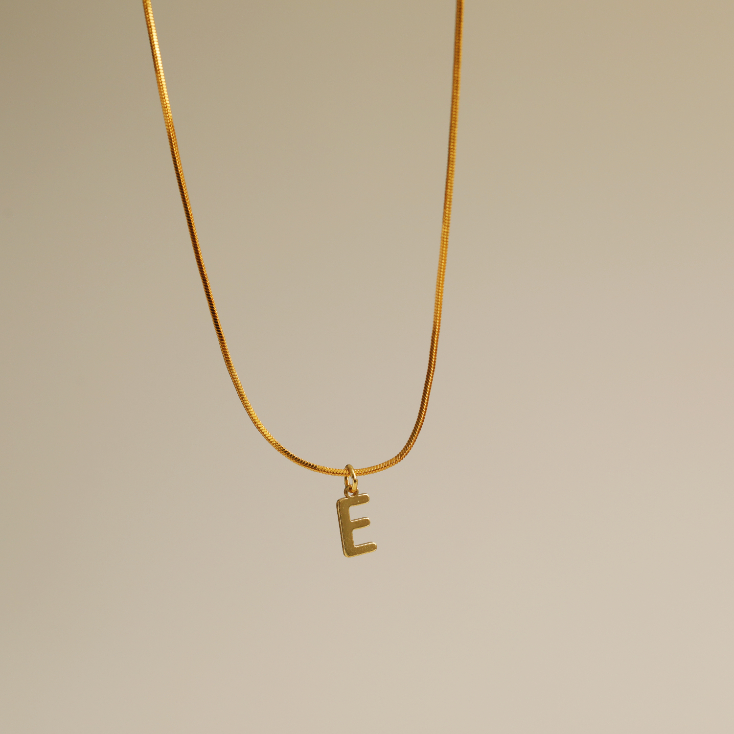 Großhandel Einfacher Stil Pendeln Buchstabe Kupfer 18 Karat Vergoldet Halskette Mit Anhänger display picture 1