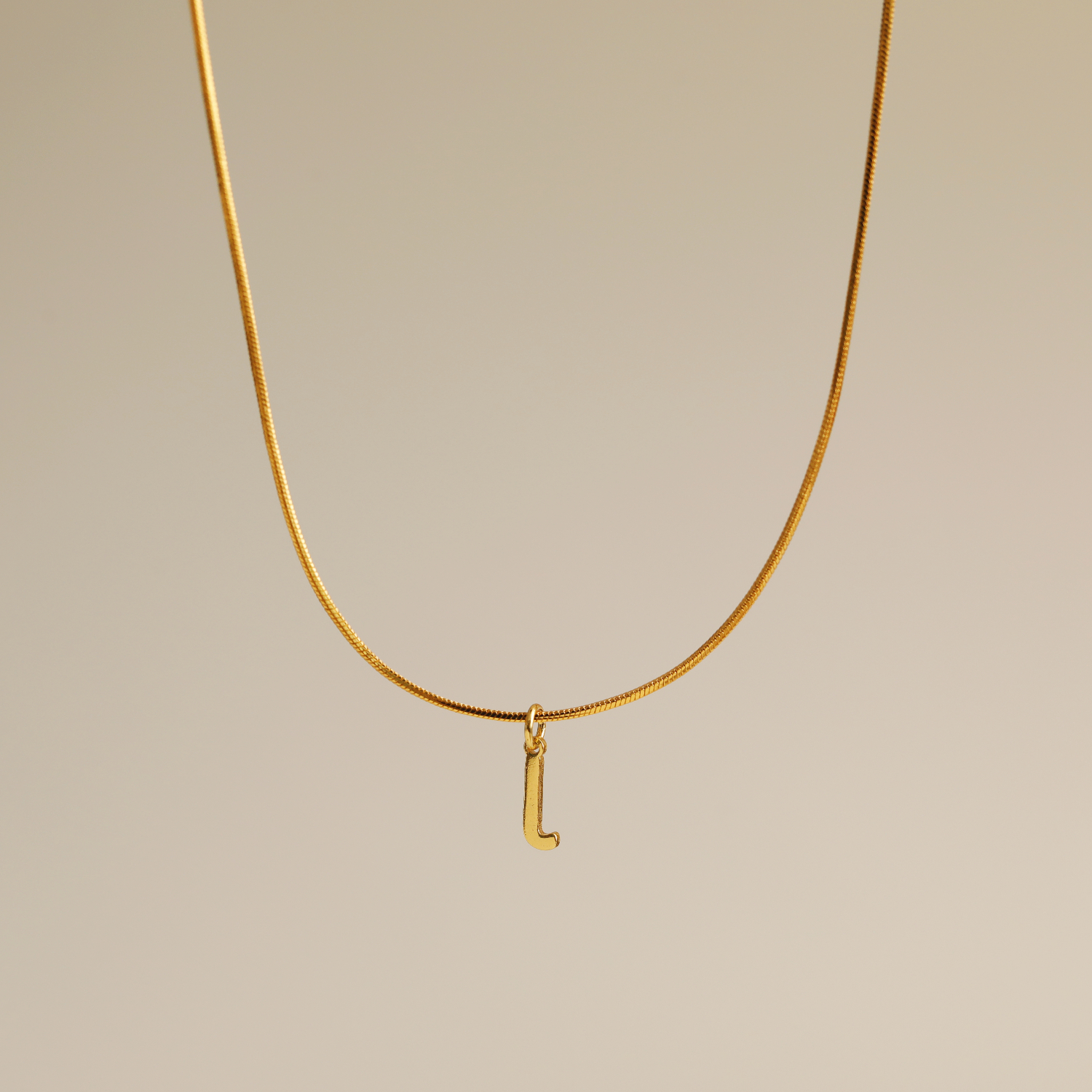 Großhandel Einfacher Stil Pendeln Buchstabe Kupfer 18 Karat Vergoldet Halskette Mit Anhänger display picture 2