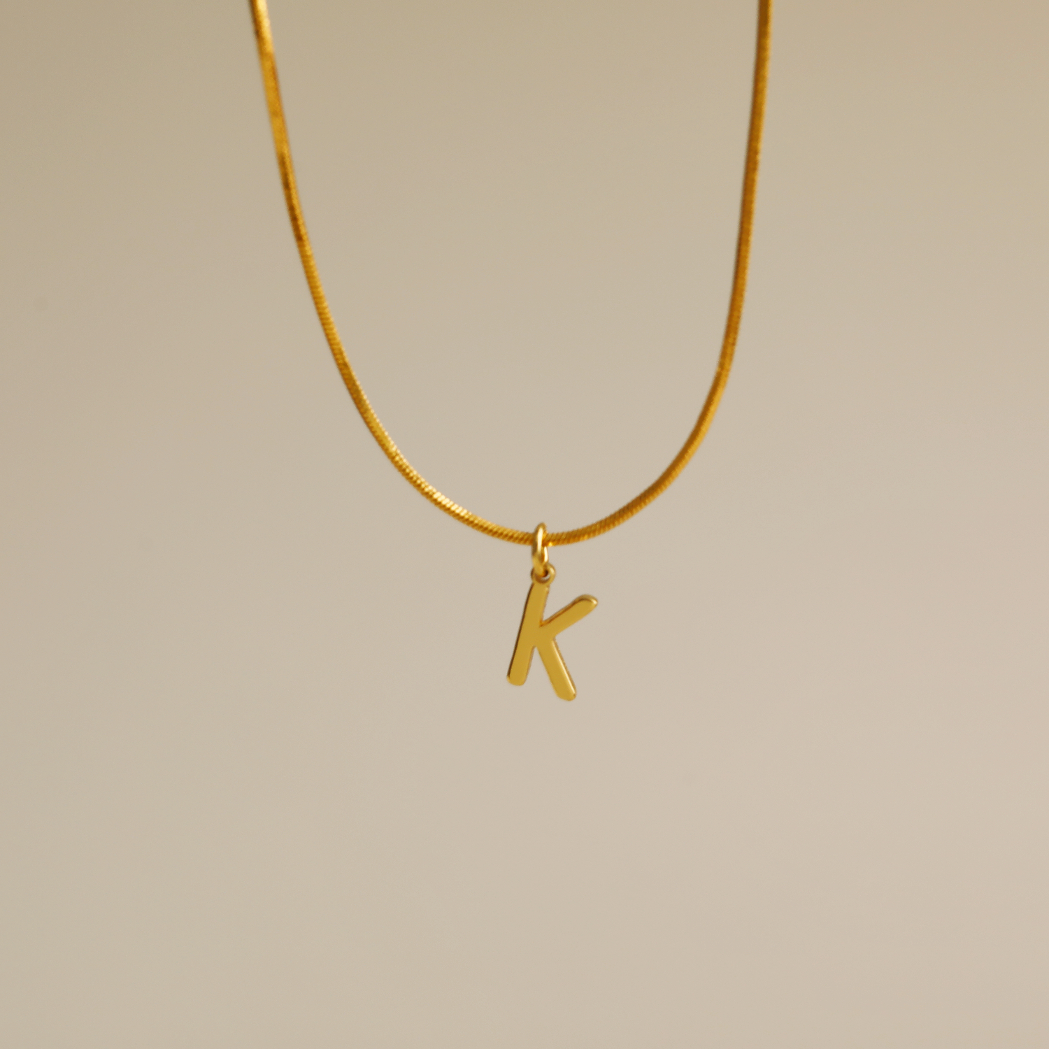 Großhandel Einfacher Stil Pendeln Buchstabe Kupfer 18 Karat Vergoldet Halskette Mit Anhänger display picture 3