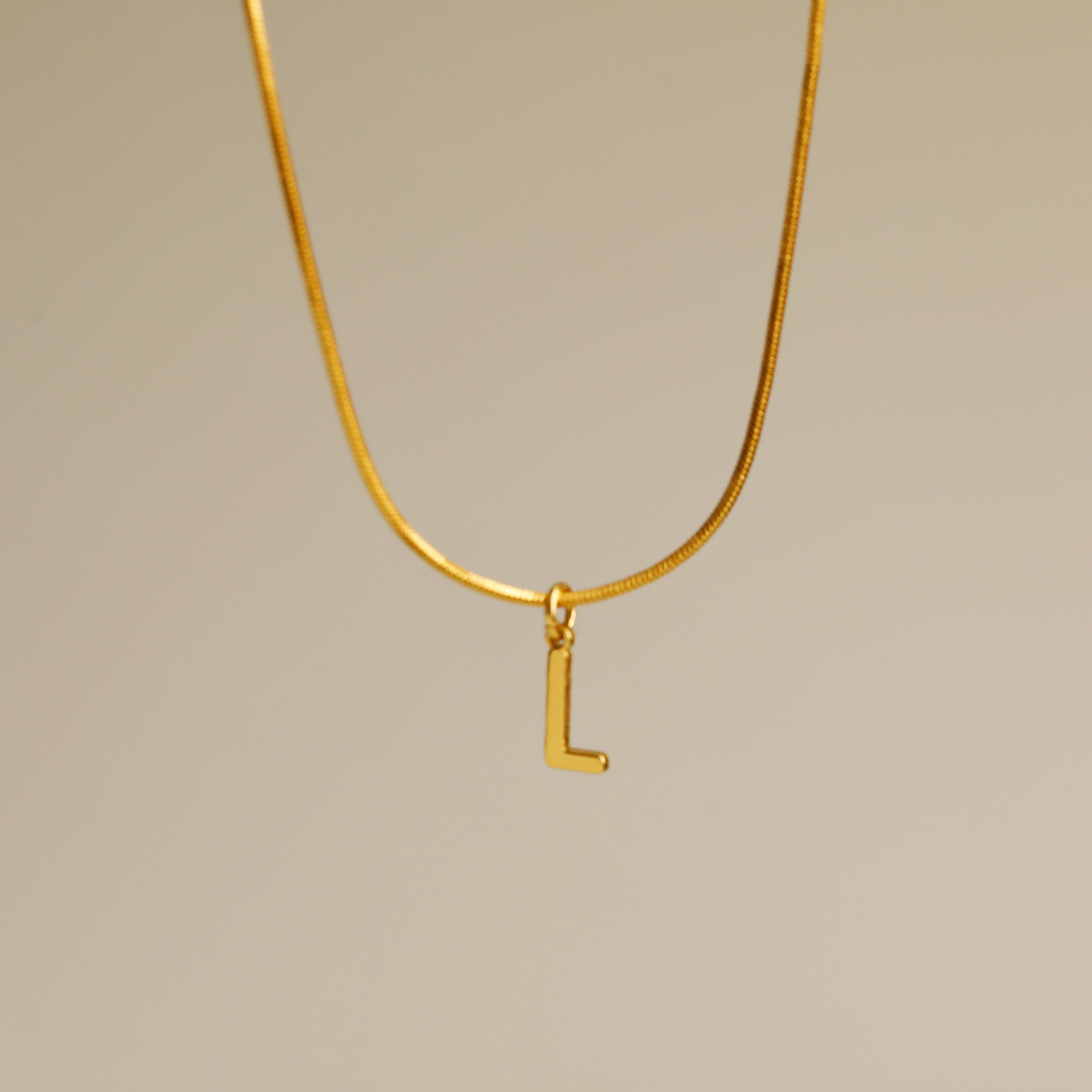 Großhandel Einfacher Stil Pendeln Buchstabe Kupfer 18 Karat Vergoldet Halskette Mit Anhänger display picture 9