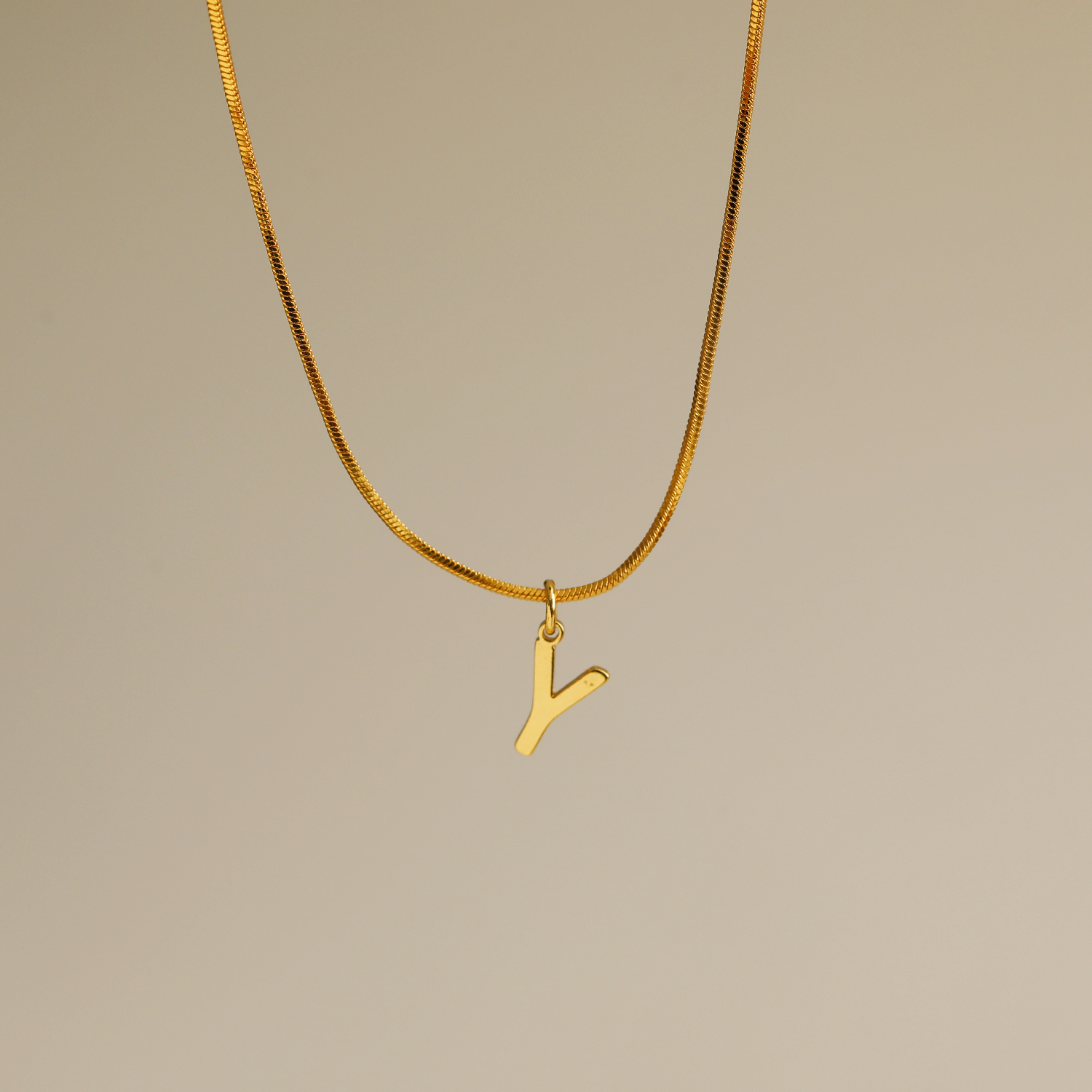 Großhandel Einfacher Stil Pendeln Buchstabe Kupfer 18 Karat Vergoldet Halskette Mit Anhänger display picture 5