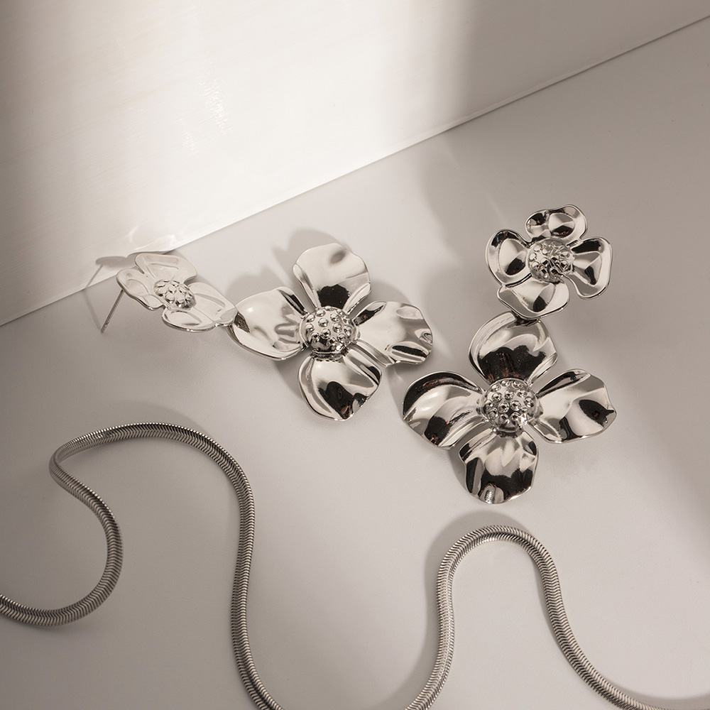 1 Pair Simple Style Classic Style Flower Plating 304 Stainless Steel Drop Earrings display picture 6
