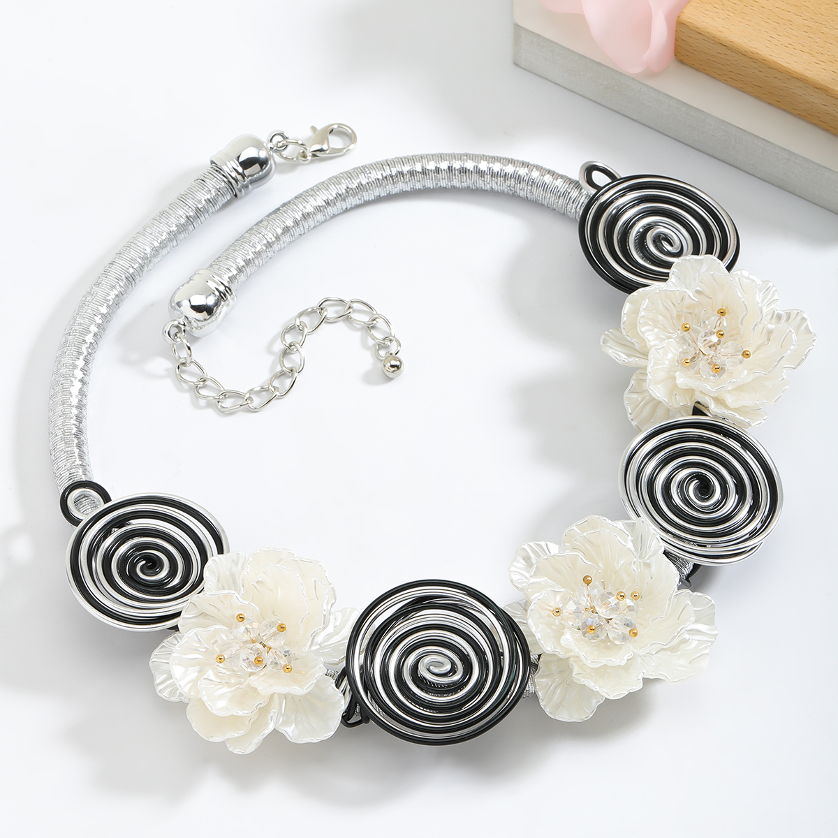 Großhandel Schmuck Elegant Klassischer Stil Blume Legierung Überzug Halskette display picture 2