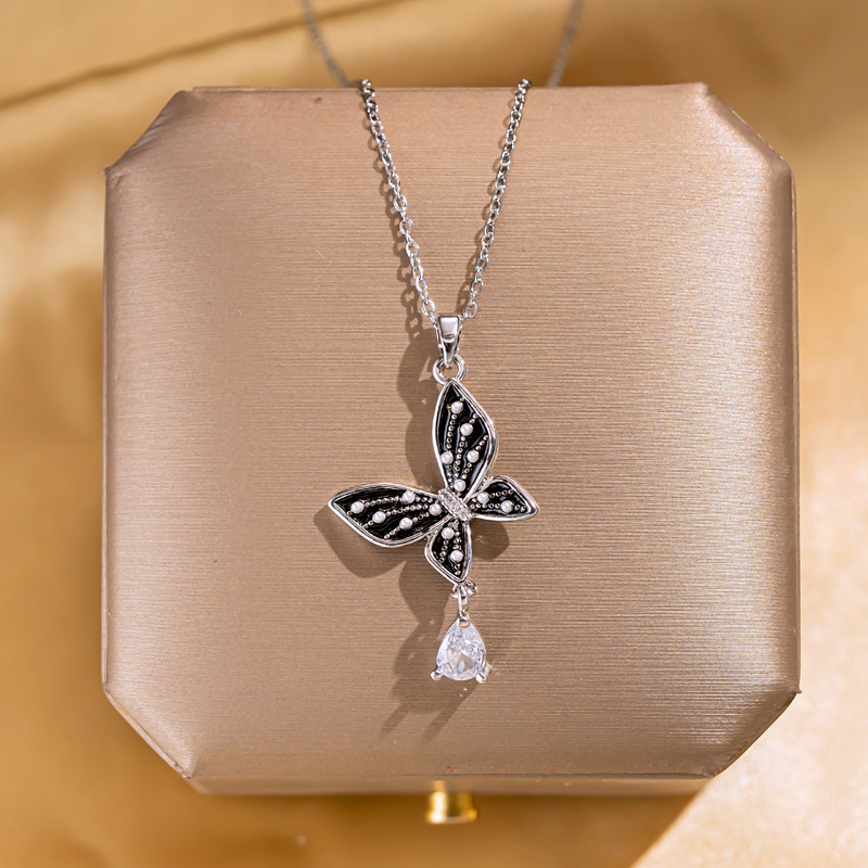 304 Stainless Steel Gold Plated Elegant Lady Streetwear Inlay Geometric Flower Butterfly Acrylic Zircon Pendant Necklace display picture 44