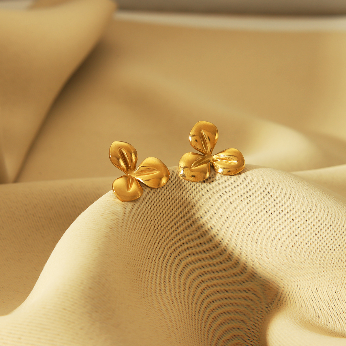 1 Pair Simple Style Leaf Solid Color Flower 304 Stainless Steel 18K Gold Plated Ear Studs display picture 4