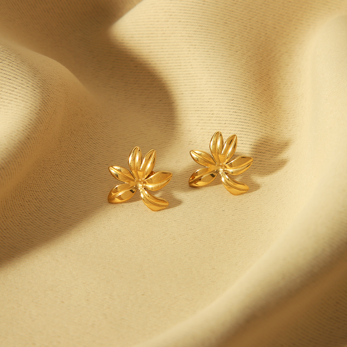 1 Pair Simple Style Leaf Solid Color Flower 304 Stainless Steel 18K Gold Plated Ear Studs display picture 2