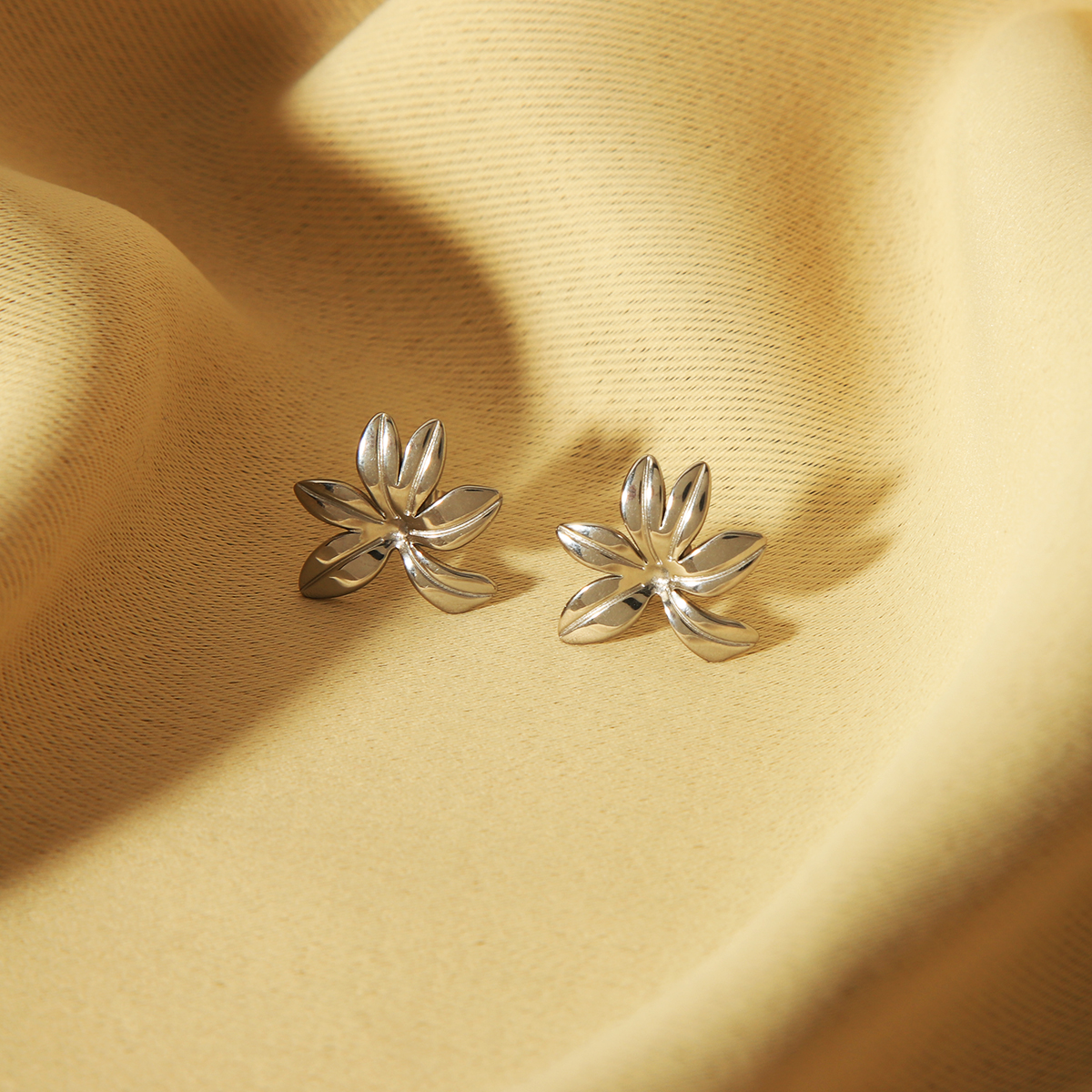 1 Pair Simple Style Leaf Solid Color Flower 304 Stainless Steel 18K Gold Plated Ear Studs display picture 3