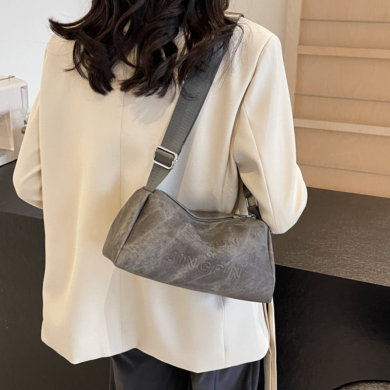 Women's Pu Leather Solid Color Vintage Style Classic Style Zipper Crossbody Bag display picture 6