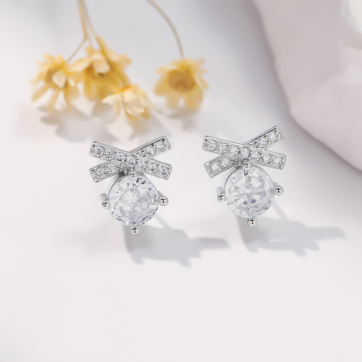 1 Pair Sweet Classic Style Crown Butterfly Inlay Copper Zircon Ear Studs display picture 4
