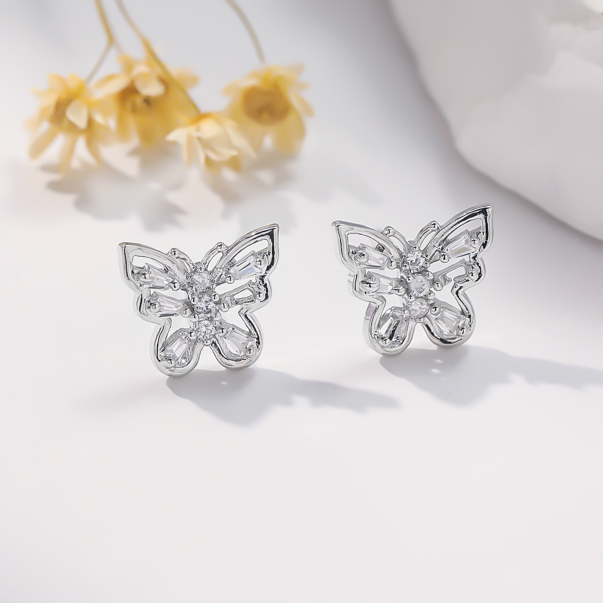 1 Pair Sweet Classic Style Crown Butterfly Inlay Copper Zircon Ear Studs display picture 3