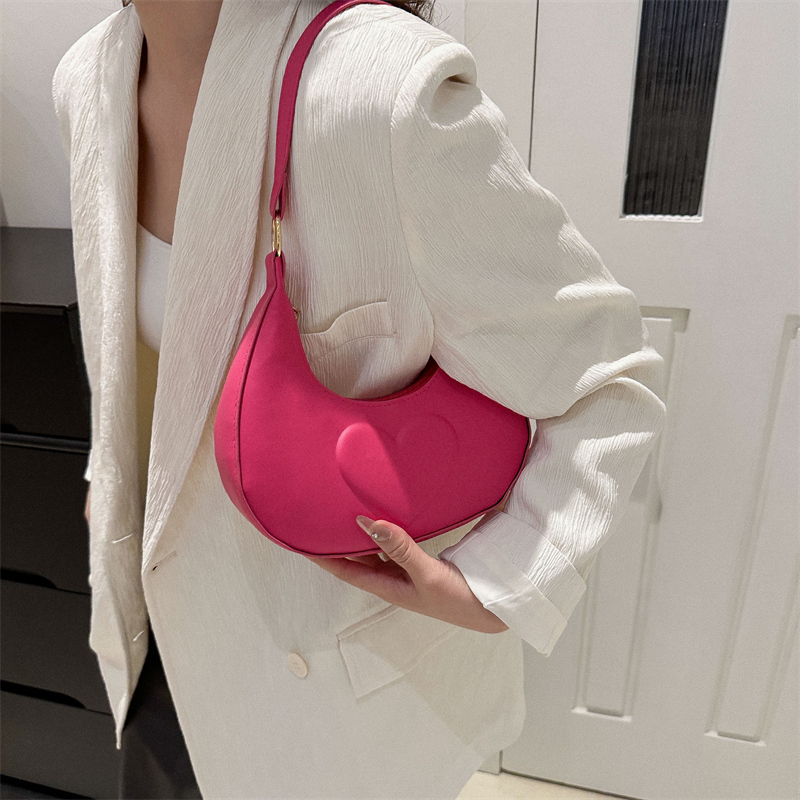 Women's Medium Pu Leather Heart Shape Solid Color Streetwear Zipper Underarm Bag display picture 8