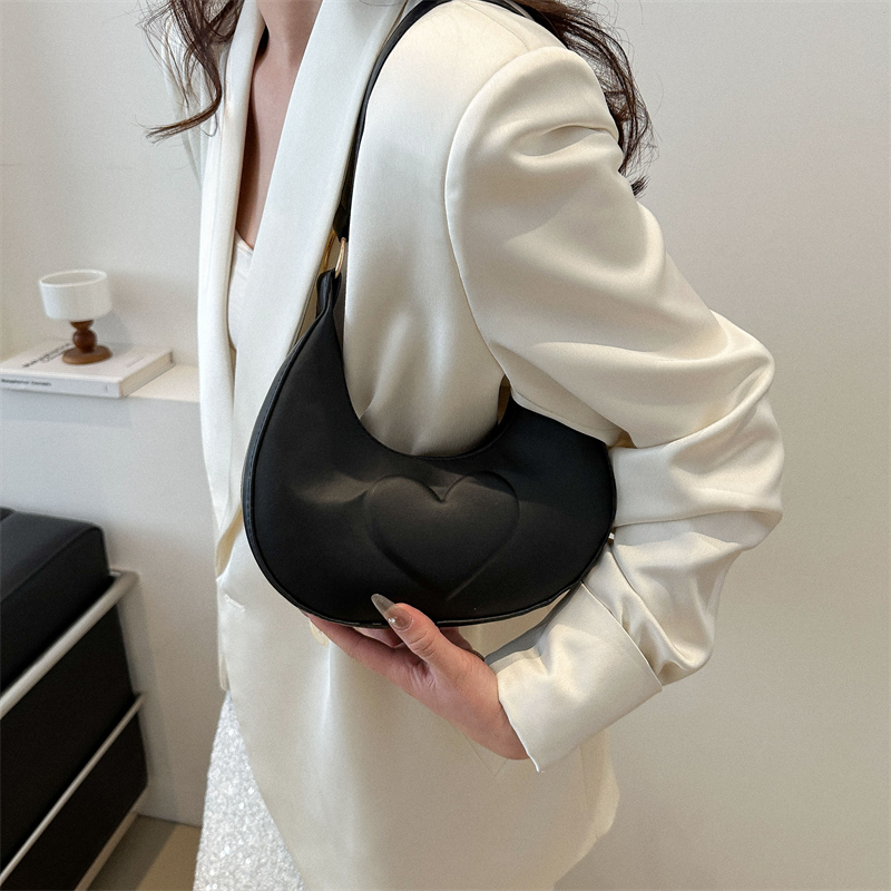 Women's Medium Pu Leather Heart Shape Solid Color Streetwear Zipper Underarm Bag display picture 1