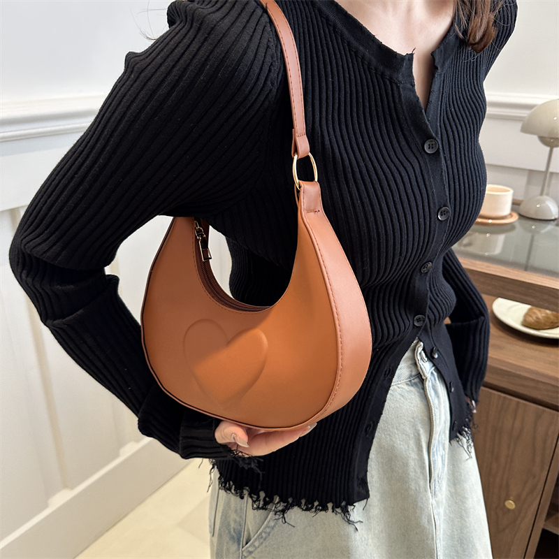 Women's Medium Pu Leather Heart Shape Solid Color Streetwear Zipper Underarm Bag display picture 4