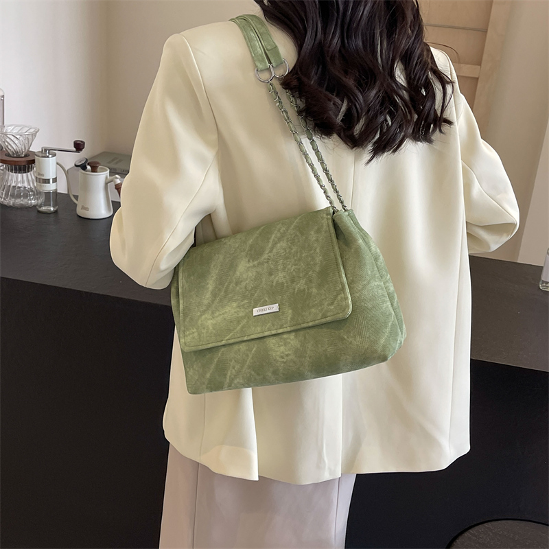 Women's Pu Leather Solid Color Classic Style Sewing Thread Flip Cover Shoulder Bag display picture 4