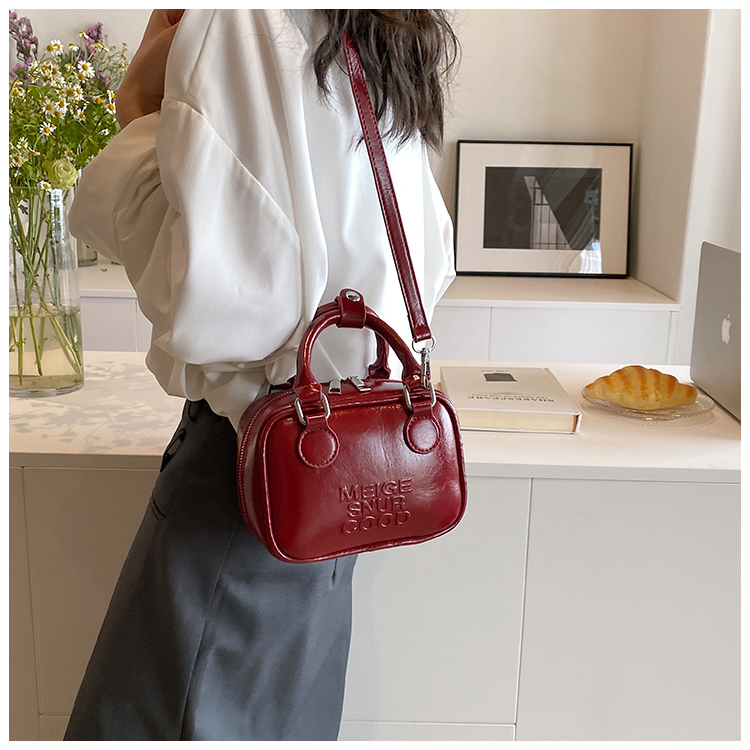 Women's Pu Leather Solid Color Classic Style Sewing Thread Zipper Shoulder Bag display picture 10