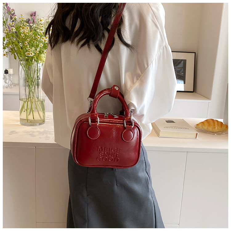 Women's Pu Leather Solid Color Classic Style Sewing Thread Zipper Shoulder Bag display picture 13