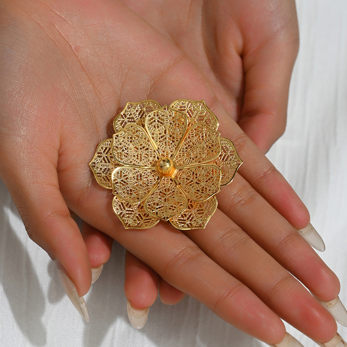 Elegant Flower Alloy Women's Brooches 1 Piece display picture 2