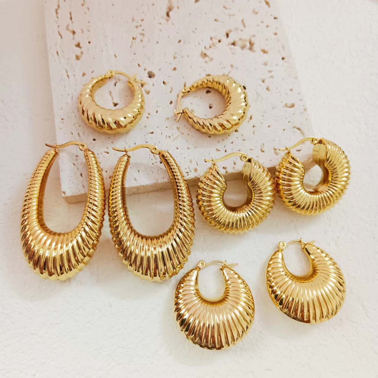 1 Paire Style Vintage Forme En U Placage Acier Inoxydable 304 Aucun Plaqué Or 18K Boucles D'Oreilles display picture 1