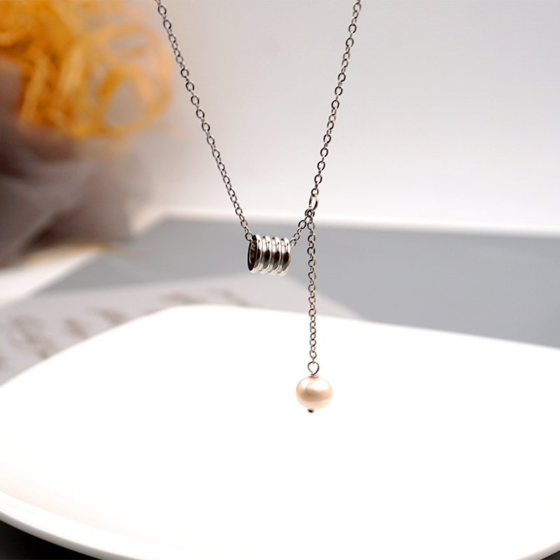304 Stainless Steel Freshwater Pearl Titanium Steel Gold Plated Casual Modern Style Simple Style Handmade Geometric Pendant Necklace display picture 5