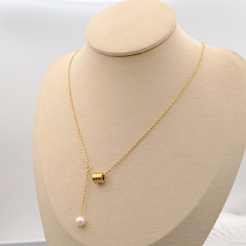 304 Stainless Steel Freshwater Pearl Titanium Steel Gold Plated Casual Modern Style Simple Style Handmade Geometric Pendant Necklace display picture 2