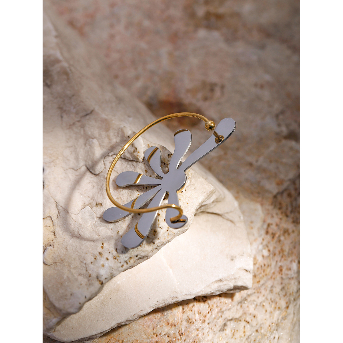 1 Stück Einfacher Stil Klassischer Stil Kleine Gänseblümchen Überzug Edelstahl 304 18 Karat Vergoldet Ohrringe display picture 1