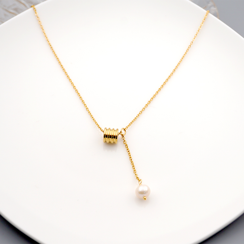 304 Stainless Steel Freshwater Pearl Titanium Steel Gold Plated Casual Modern Style Simple Style Handmade Geometric Pendant Necklace display picture 3