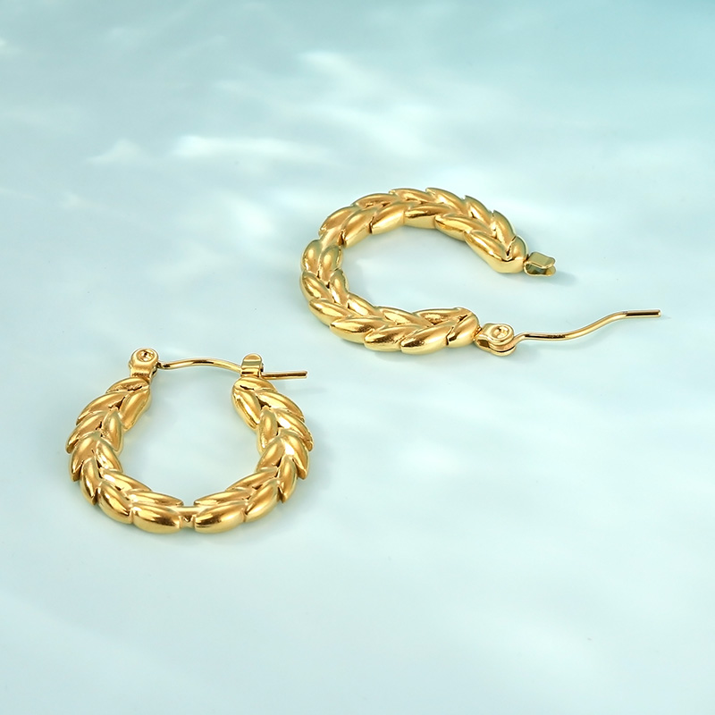 1 Pair Modern Style Classic Style Commute Solid Color Grain 304 Stainless Steel 18K Gold Plated Hoop Earrings display picture 6