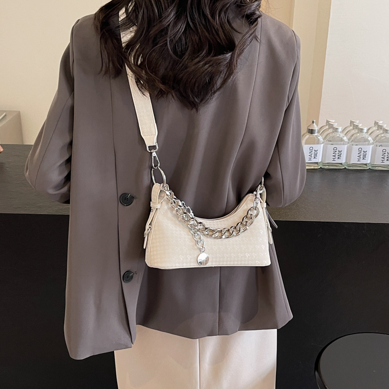 Women's Pu Leather Solid Color Elegant Zipper Shoulder Bag display picture 5