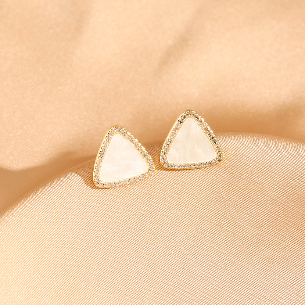 1 Pair Sweet Triangle Geometric Rectangle Inlay Copper Shell Zircon 18K Gold Plated Ear Studs display picture 5