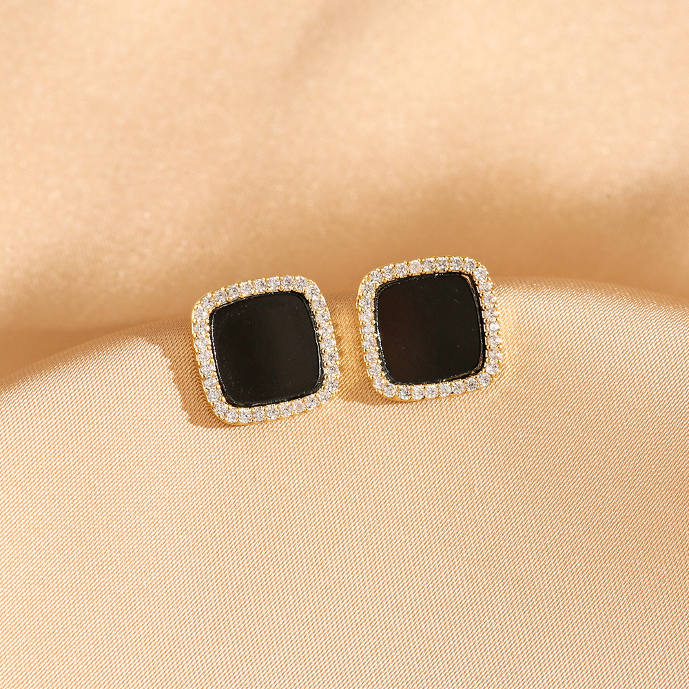 1 Pair Sweet Triangle Geometric Rectangle Inlay Copper Shell Zircon 18K Gold Plated Ear Studs display picture 4