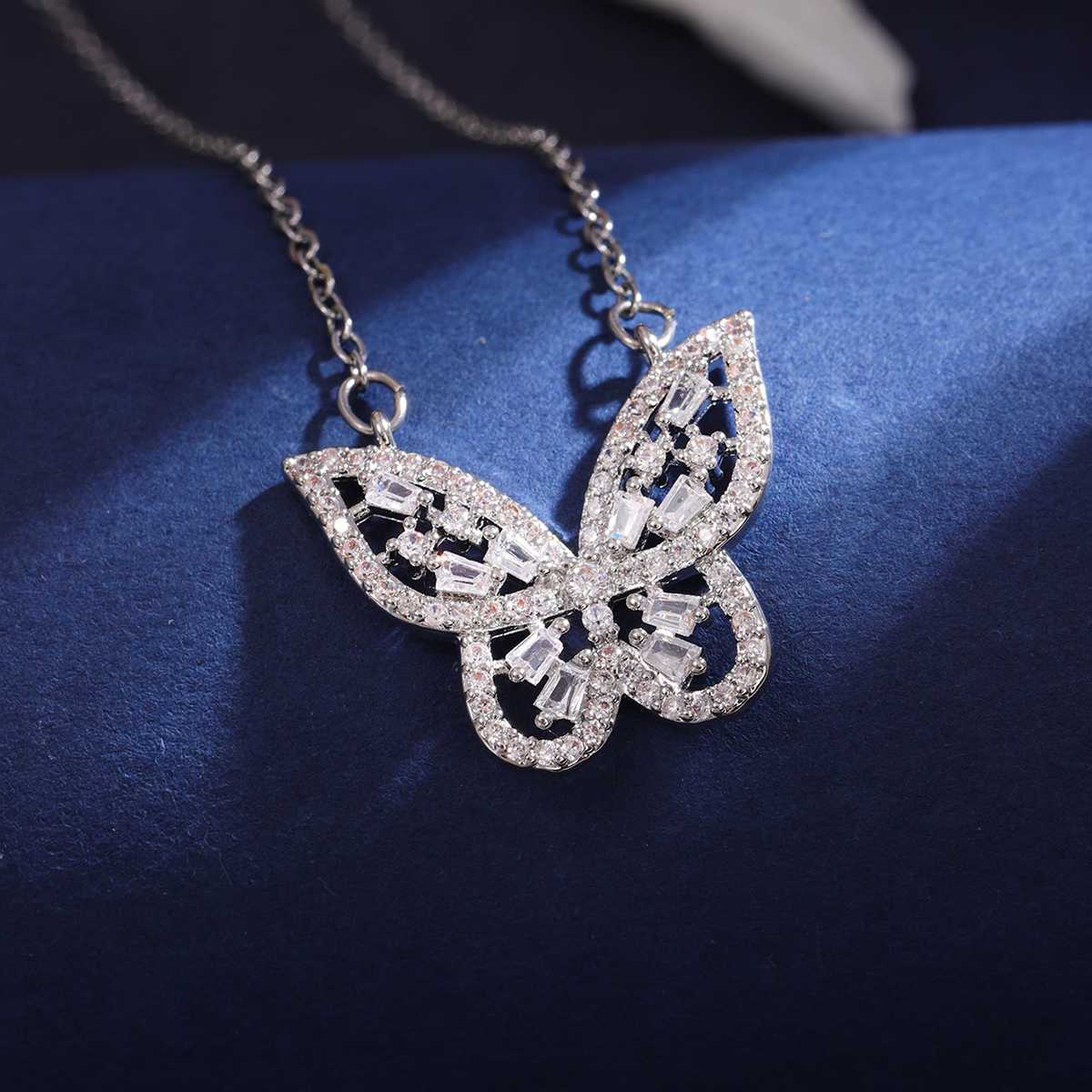 Wholesale Elegant Sunflower Flower Butterfly 304 Stainless Steel Copper Inlay 18K Gold Plated Zircon Pendant Necklace display picture 5