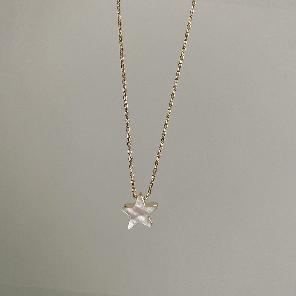 Copper 18K Gold Plated Simple Style Artistic Star Moon Flower Inlay Shell Necklace display picture 3