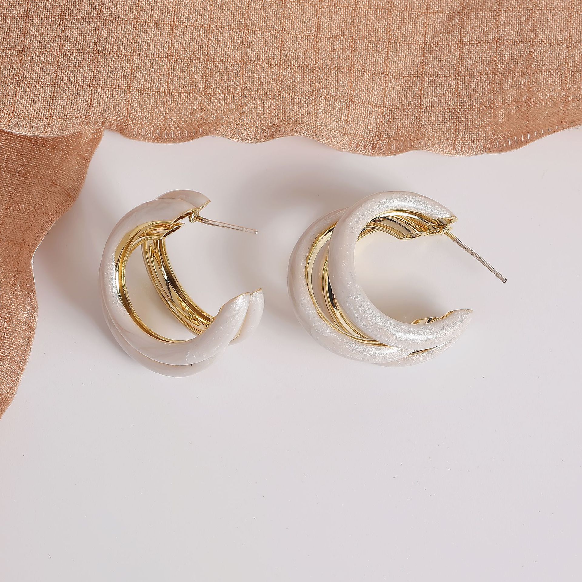 1 Pair Casual Simple Style C Shape Enamel Copper 18K Gold Plated Ear Studs display picture 6