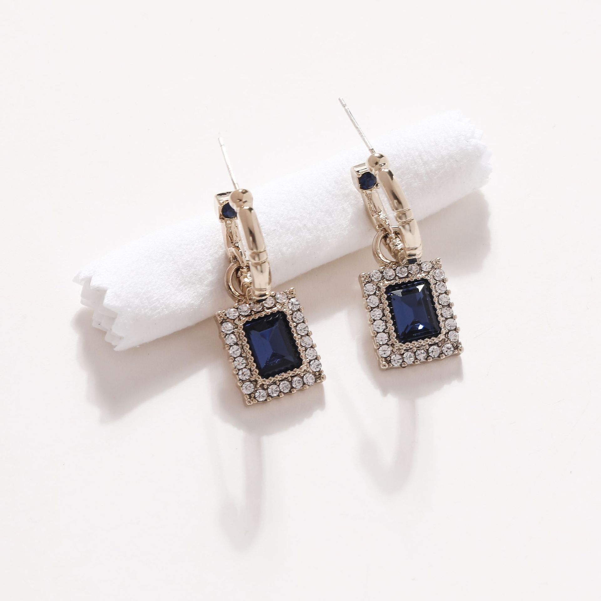 1 Pair IG Style Elegant Simple Style Square Inlay Copper Zircon 18K Gold Plated Drop Earrings display picture 2