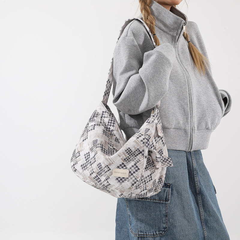 Women's Cloth Color Block Streetwear Sewing Thread Zipper Shoulder Bag display picture 5