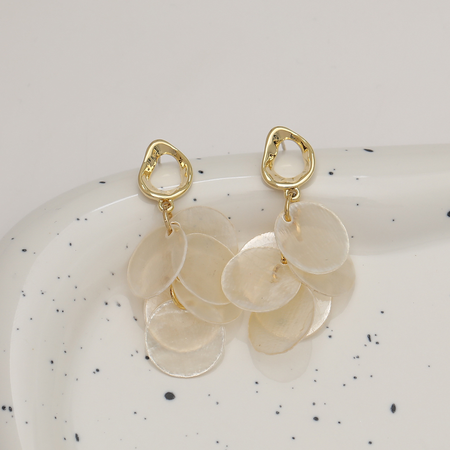 1 Paire Style Simple Style Classique Rond Coquille Le Cuivre Plaqué Or 18K Boucles D'oreilles display picture 3