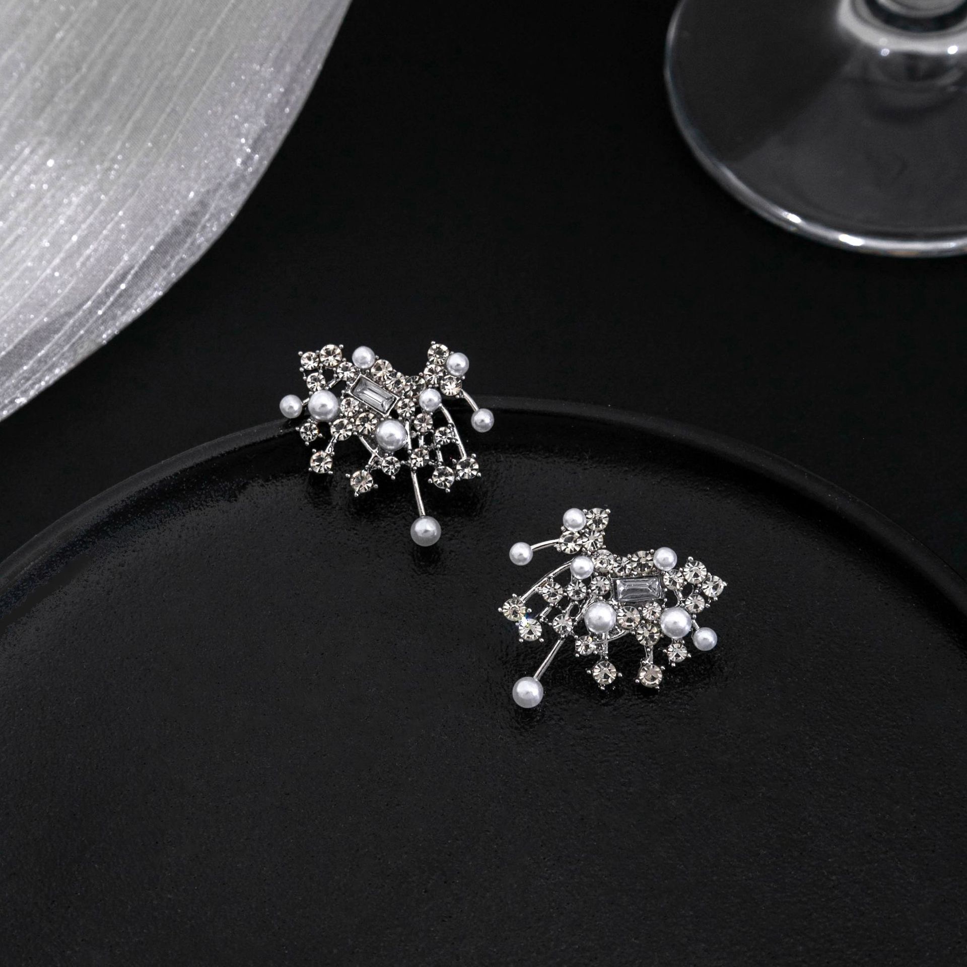 1 Pair Basic Modern Style Classic Style Geometric Inlay Alloy Artificial Pearls Rhinestones Ear Studs display picture 2